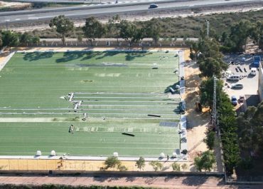 Ejecución de campo de fútbol 11 de césped artificial